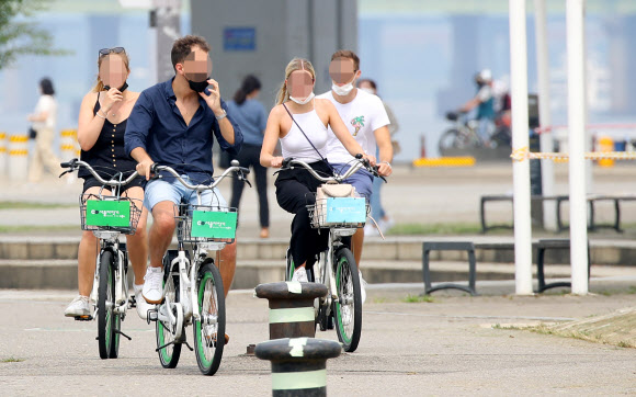 8월의 마지막 토요일, 자전거 즐기는 외국인들