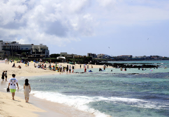 곽지해수욕장 찾은 피서객들