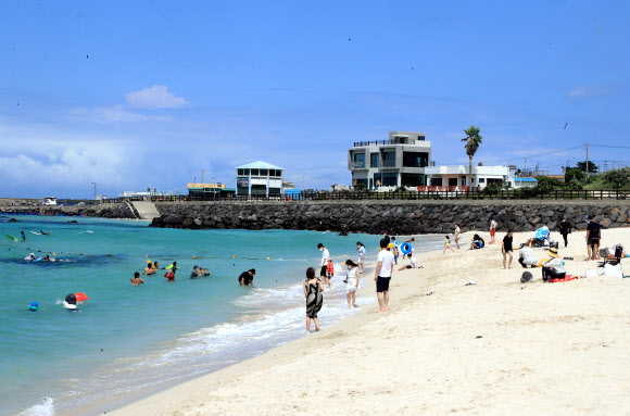 곽지해수욕장 찾은 피서객들