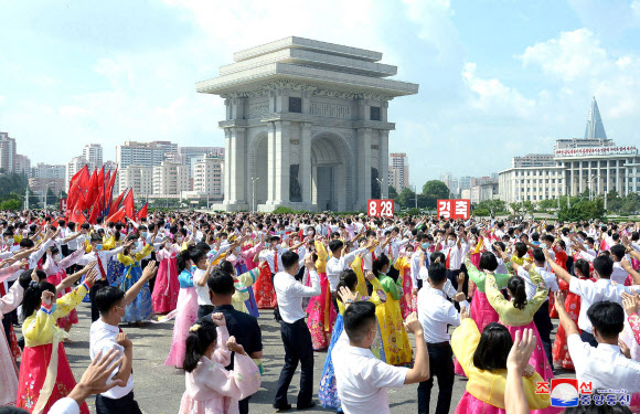 북한이 ‘청년절’(8월28일)을 맞아 평양 개선문 광장과 4ㆍ25문화회관 광장 등 전국 각지에서 청년ㆍ학생들의 무도회가 열렸다고 조선중앙통신이 29일 보도했다. 2021.8.29  평양 조선중앙통신 연합뉴스
