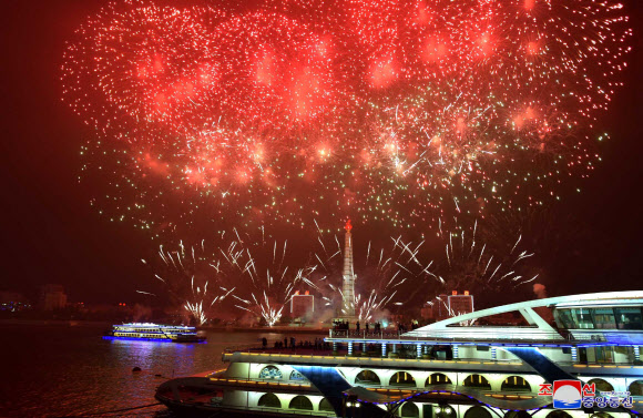 북한이 ‘청년절’(8월28일)을 맞아 28일 수도 평양의 김일성광장에서 청년학생들의 야회가  진행됐다고 조선중앙통신이 29일 보도했다. 2021.8.29  평양 조선중앙통신 연합뉴스