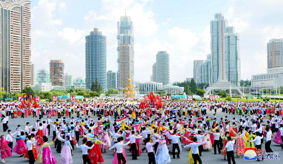 북한이 ‘청년절’(8월28일)을 맞아 평양 개선문 광장과 4ㆍ25문화회관 광장 등 전국 각지에서 청년ㆍ학생들의 무도회가 열렸다고 조선중앙통신이 29일 보도했다. 2021.8.29  평양 조선중앙통신 연합뉴스