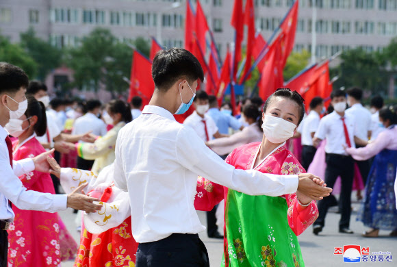 북한이 ‘청년절’(8월28일)을 맞아 평양 개선문 광장과 4ㆍ25문화회관 광장 등 전국 각지에서 청년ㆍ학생들의 무도회가 열렸다고 조선중앙통신이 29일 보도했다. 2021.8.29  평양 조선중앙통신 연합뉴스