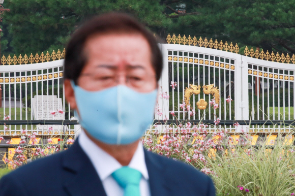 국민의힘 대권주자 홍준표 의원이 29일 서울 청와대 앞에서 더불어민주당의 ‘언론중재법 개정안’ 강행 수순을 규탄하는 1인시위를 하고있다. 2021. 8. 29  김명국 선임기자 daunso@seoul.co.kr