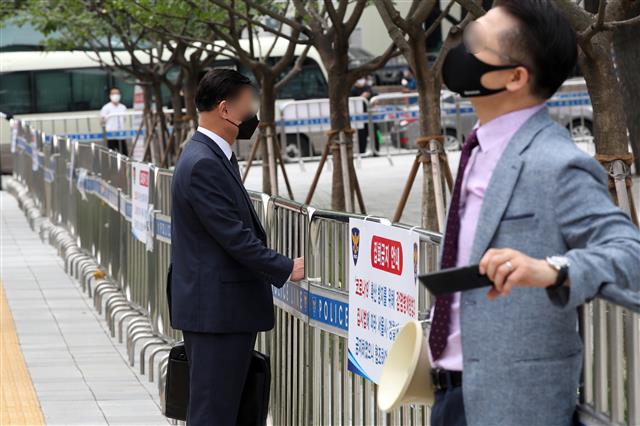 사랑제일교회 신도 등이 29일 오전 서울 광화문 일대에서 온라인을 통해 생중계되는 주일예배를 틀어 놓고 폴리스라인 앞에서 기도하고 있다..  한편 사랑제일교회는 성북구청의 시설폐쇄 명령이 이뤄진 지난 19일 이후 첫 주말인 22일 교회를 폐쇄한 대신 서울역과 서울시청, 광화문 일대에서 경찰 추산 800여명 규모의 야외예배를 진행했었고, 서울시는 전광훈 목사 등 교회 관계자 4명을 방역지침 위반으로 서울경찰청에 고발했다. 2021.8.29 뉴스1