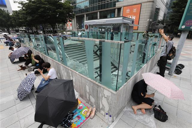 사랑제일교회 신도 등이 29일 오전 서울 광화문 일대에서 온라인을 통해 생중계되는 주일예배를 시청하고 있다.  한편 사랑제일교회는 성북구청의 시설폐쇄 명령이 이뤄진 지난 19일 이후 첫 주말인 22일 교회를 폐쇄한 대신 서울역과 서울시청, 광화문 일대에서 경찰 추산 800여명 규모의 야외예배를 진행했었고, 서울시는 전광훈 목사 등 교회 관계자 4명을 방역지침 위반으로 서울경찰청에 고발했다. 2021.8.29 뉴스1