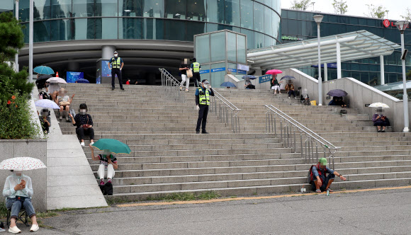 관할 구청으로부터 시설 폐쇄 결정을 받은 서울 성북구 사랑제일교회 신자들이 29일 오전 서울역 앞에서 예배를 하고 있다. 2021.8.29  연합뉴스