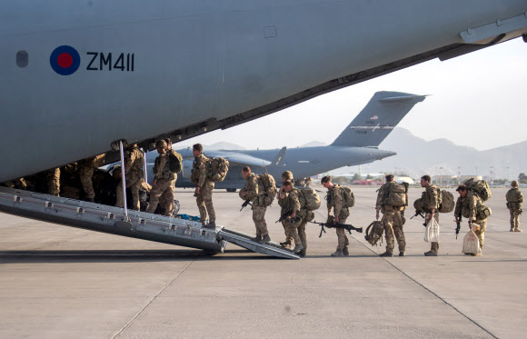 영국군 병사들이 28일(현지시간) 아프가니스탄 카불공항에서 이륙하는 군용기에 탑승하고 있다. 로이터 연합뉴스