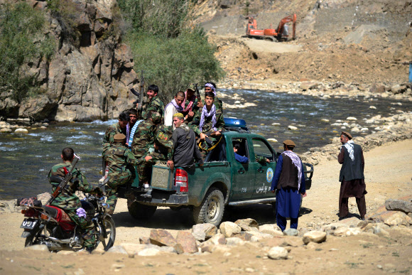 아프가니스탄 반 탈레반 저항군들이 28일(현지시간) 아프간 북부 판지시르주 압샤르 지역에서 픽업 트럭을 타고 이동하고 있다. AFP 연합뉴스