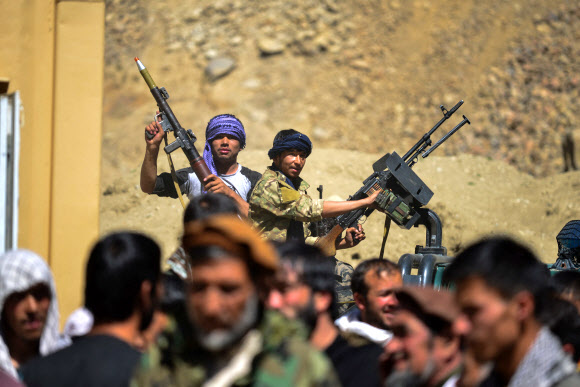 아프가니스탄 반 탈레반 저항군들이 28일(현지시간) 아프간 북부 판지시르주 압샤르 지역에서 무장을 하고 있다. AFP 연합뉴스