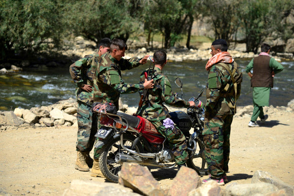 28일(현지시간) 아프가니스탄 북부 판지시르주 압샤르 지역에서 목격된 반 탈레반 저항군들 AFP 연합뉴스