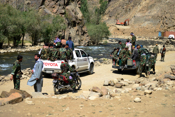 아프가니스탄 반 탈레반 저항군들이 28일(현지시간) 아프간 북부 판지시르주 압샤르 지역에서 픽업 트럭을 타고 이동하고 있다. AFP 연합뉴스