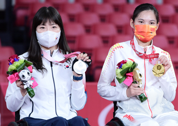29일 도쿄 메트로폴리탄 체육관에서 열린 2020 도쿄 패럴림픽 여자 탁구 단식(WS1-2) 시상식에서 은메달을 목에 건 서수연이 중국 리우징과 함께 메달을 들어보이고 있다. 2021.8.29  도쿄 사진공동취재단