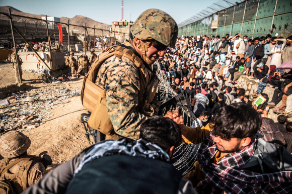 카불 공항서 아프간인 탈출 돕는 미 해병대원