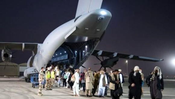 프랑스 군용기를 타고 아부다비에 도착한 아프간인들 프랑스가 아프가니스탄을 장악한 이슬람 무장 조직 탈레반과 처음으로 직접 대화를 했다고 BFM 방송이 27일(현지시간) 보도했다. 연합뉴스