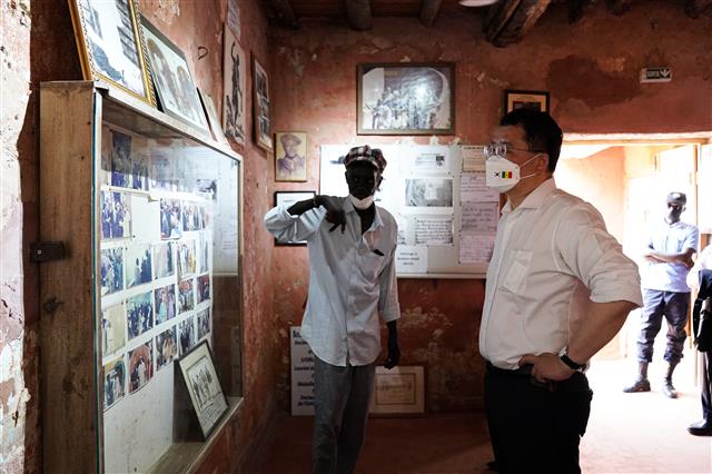 외교부 ‘세모나’(세네갈·모로코·나이지리아) 출장단을 이끌고 세네갈을 방문한 최종건(가운데) 1차관이 지난 17일 과거 노예무역의 중심지인 ‘고레섬’을 방문해 현지인으로부터 설명을 듣고 있다. 외교부 제공