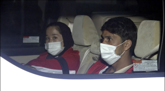 아프가니스탄 패럴림픽 대표 자키아 쿠다다디(왼쪽)와 호사인 라소울리(오른쪽)가 지난 28일 일본 도쿄 하네다 공항에 도착해 이동하고 있다. 도쿄 AP 연합뉴스