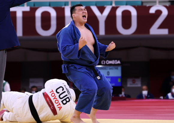 최광근이 29일 일본 도쿄 무도관에서 열린 2020 도쿄패럴림픽 유도 남자 +100kg급 동메달 결정전에서 요르다니 페르난데스 사스트레(쿠바)에게 한판승을 거두고 포효하고 있다. 도쿄 연합뉴스