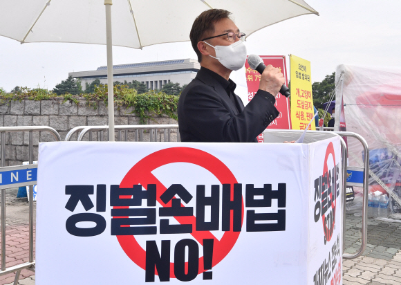 국민의힘 대권주자인 최재형 전 감사원장이 30일 오전 서울 여의도 국회 정문 앞에서 언론악법 저지 언론노조연합행사에 방문해 인사말을 하고 있다. 2021. 8. 30 김명국 선임기자 daunso@seoul.co.kr