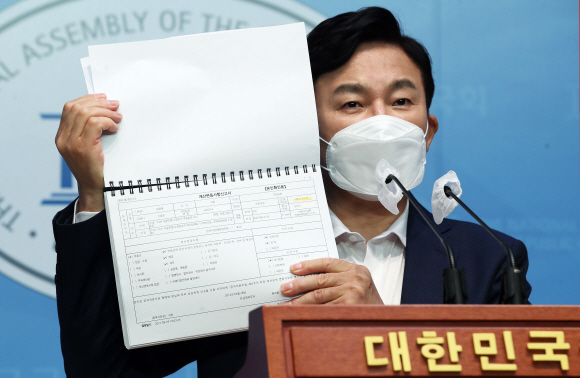 원희룡 국민의힘 대선 예비후보가 30일 오전 국회 소통관에서 열린 기자회견에서 자신의 재산내역을 공개하고 있다. 원 후보는 이 자리에서 지난 10년간의 직계존비속 재산 변동 내역을 공개했다. 2021. 8. 30 김명국 선임기자 daunso@seoul.co.kr