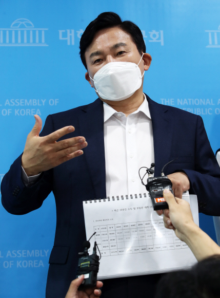 원희룡 국민의힘 대선 예비후보가 30일 오전 국회 소통관에서 기자회견을 열고 재산내역을 공개한 후 취재진과 대화하고 있다. 원 후보는 이 자리에서 지난 10년간의 직계존비속 재산 변동 내역을 공개했다. 2021. 8. 30 김명국 선임기자 daunso@seoul.co.kr