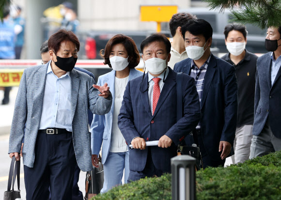 ‘패스트트랙 충돌’ 자유한국당 관계자들 법원 출석