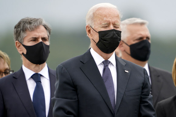 아프간 폭탄테러 전사 미군 운구 지켜보는 바이든