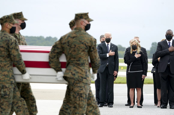 가슴에 손 얹고 아프간 전사자 운구 지켜보는 바이든 부부