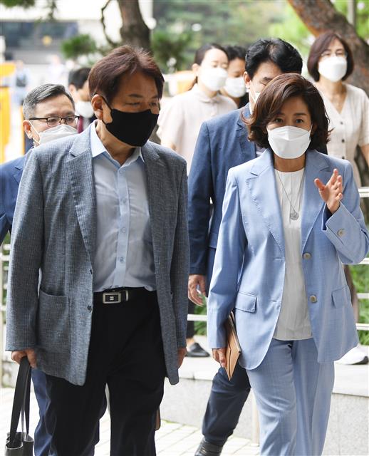 공판 출석 중 대화하는 나경원.정양석