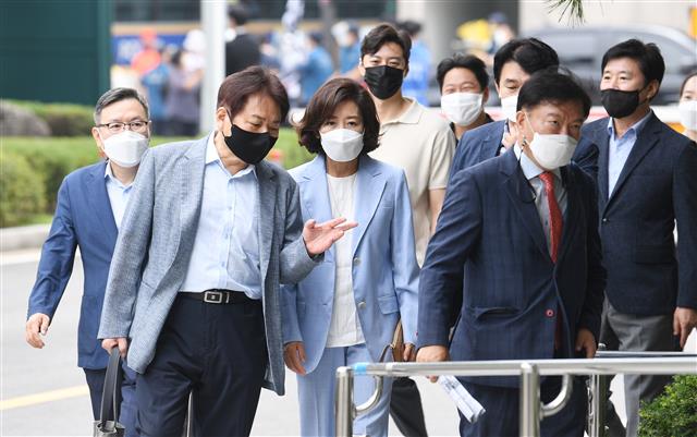 ‘패스트트랙 충돌’ 공판 출석하는  전 의원들