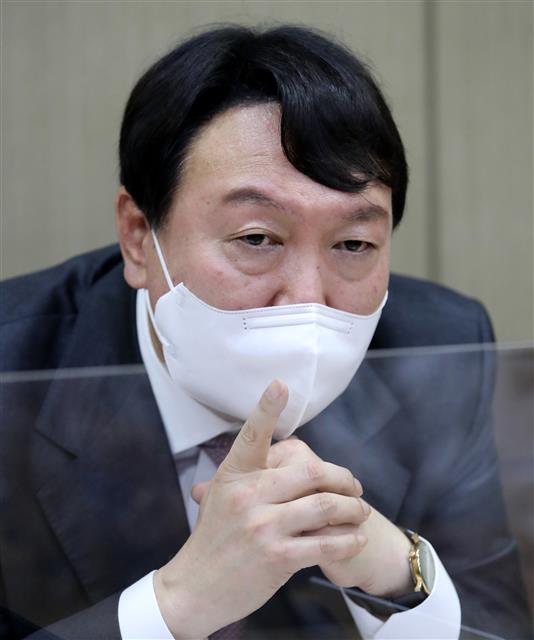 취재진 질문에 답하는 윤석열