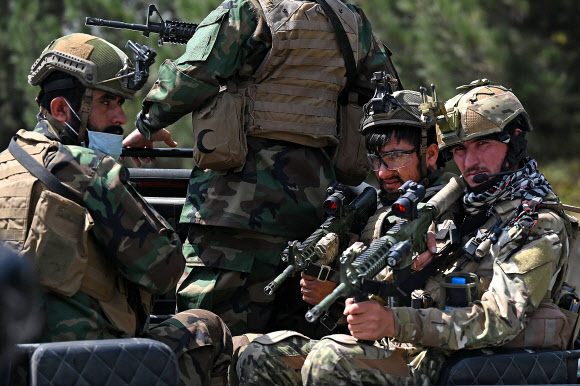 군복 차림으로 카불 시내 순찰하는 탈레반 특수부대원들