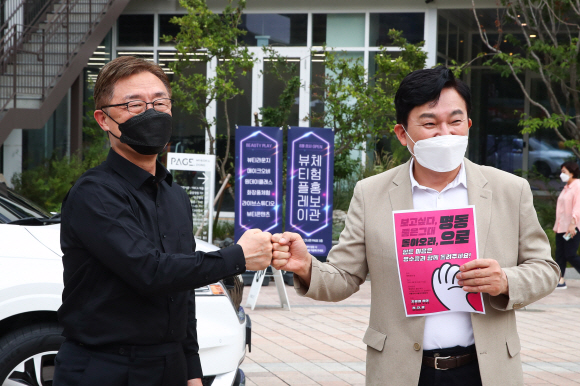 국민의힘 대권주자인 최재형 전 감사원장(왼쪽)과 원희룡 전 제주도지사가 30일 서울 중구 명동에서 자영업 연대와 전국 자영업자 모임이 주최한 ‘품앗이 챌린지’에 참석해 인사하고 있다. 2021. 8. 30 김명국 선임기자 daunso@seoul.co.kr