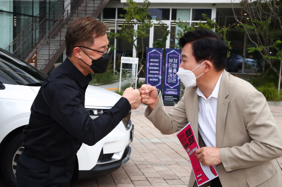 국민의힘 대권주자인 최재형 전 감사원장(왼쪽)과 원희룡 전 제주도지사가 30일 서울 중구 명동에서 자영업 연대와 전국 자영업자 모임이 주최한 ‘품앗이 챌린지’에 참석해 인사하고 있다. 2021. 8. 30 김명국 선임기자 daunso@seoul.co.kr