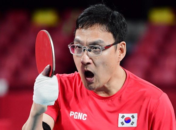 30일 일본 도쿄 메트로폴리탄 체육관에서 열린 2020 도쿄패럴림픽 탁구 남자 단식(스포츠 등급1) 결승전에서 대한민국 김현욱과 주영대가 대결하고 있다. 2021.8.30 도쿄(일본)=사진공동취재단