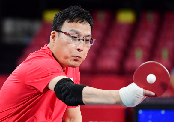 30일 일본 도쿄 메트로폴리탄 체육관에서 열린 2020 도쿄패럴림픽 탁구 남자 단식(스포츠 등급1) 결승전에서 대한민국 김현욱과 주영대가 대결하고 있다. 2021.8.30 도쿄(일본)=사진공동취재단