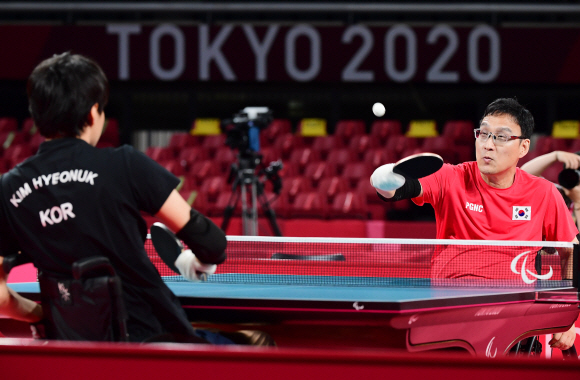 30일 일본 도쿄 메트로폴리탄 체육관에서 열린 2020 도쿄패럴림픽 탁구 남자 단식(스포츠 등급1) 결승전에서 대한민국 김현욱과 주영대가 대결하고 있다. 2021.8.30 도쿄(일본)=사진공동취재단