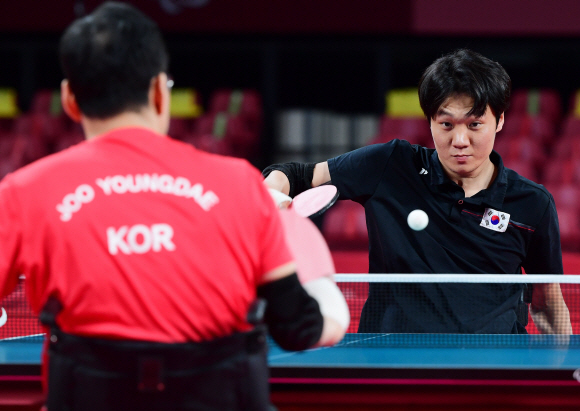 30일 일본 도쿄 메트로폴리탄 체육관에서 열린 2020 도쿄패럴림픽 탁구 남자 단식(스포츠 등급1) 결승전에서 대한민국 김현욱과 주영대가 대결하고 있다. 2021.8.30 도쿄(일본)=사진공동취재단