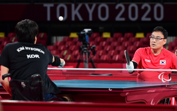 30일 일본 도쿄 메트로폴리탄 체육관에서 열린 2020 도쿄패럴림픽 탁구 남자 단식(스포츠 등급1) 결승전에서 대한민국 김현욱과 주영대가 대결하고 있다. 2021.8.30 도쿄(일본)=사진공동취재단