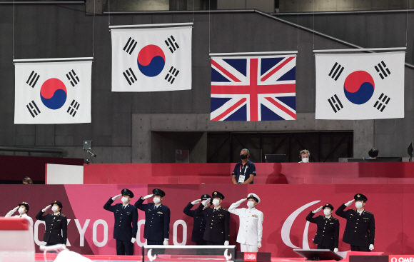 30일 일본 도쿄 메트로폴리탄 체육관에서 열린 2020 도쿄패럴림픽 탁구 남자 단식(스포츠 등급1)에서 주영대, 김현욱, 남기원이 나란히 금은동을 휩쓸었다. 시상식에서 공동 3위를 한 영국 국기와 태극기 3개가 나란히 올라가고 있다. 2021.8.30 도쿄(일본)=사진공동취재단