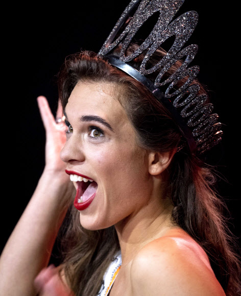 줄리아 시닝이 29일(현지시간) 네덜란드 힐버섬에서 열린 미스 네덜란드 선발대회 결승전에서 우승을 차지 했다. 우승자는 국제 미스 유니버스 대회에서 네덜란드를 대표하게 된다. EPA 연합뉴스