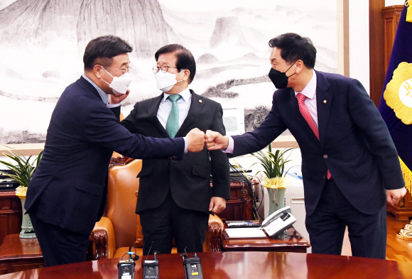 더불어민주당 윤호중 원내대표(왼쪽부터), 박병석 국회의장, 국민의힘 김기현 원내대표가 30일 서울 여의도 국회에서 박 의장 주재로 회동하고 있다.2021. 8. 30 김명국 선임기자 daunso@seoul.co.kr