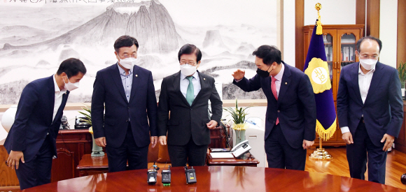 더불어민주당 한병도 원내수석부대표(왼쪽부터), 윤호중 원내대표, 박병석 국회의장, 국민의힘 김기현 원내대표, 추경호 원내수석부대표가 30일 서울 여의도 국회에서 박 의장 주재로 회동하고 있다.2021. 8. 30 김명국 선임기자 daunso@seoul.co.kr