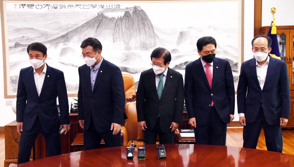 더불어민주당 한병도 원내수석부대표(왼쪽부터), 윤호중 원내대표, 박병석 국회의장, 국민의힘 김기현 원내대표, 추경호 원내수석부대표가 30일 서울 여의도 국회에서 박 의장 주재로 회동하고 있다.2021. 8. 30 김명국 선임기자 daunso@seoul.co.kr