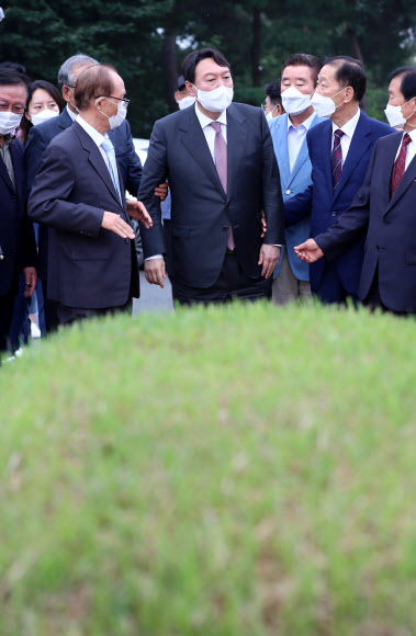 친인척과 인사하는 윤석열