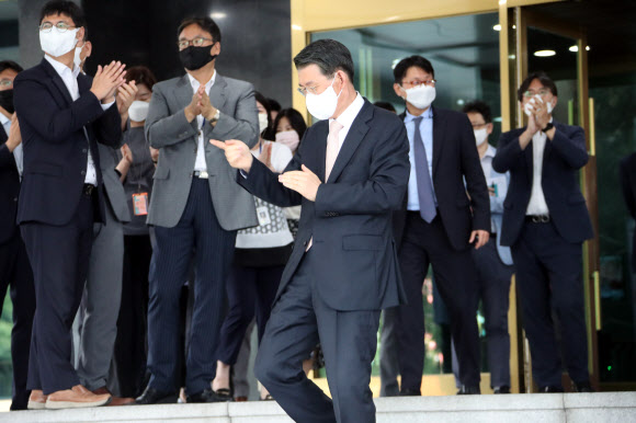 이임식 마치고 떠나는 은성수 금융위원장