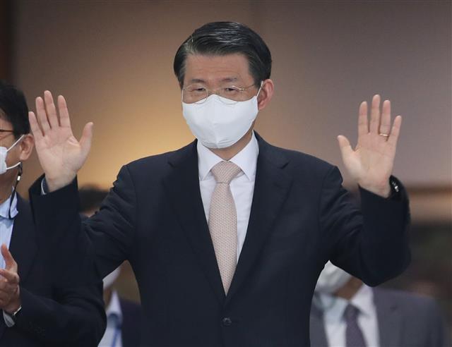직원들 향해 손 들어 인사하는 은성수 금융위원장