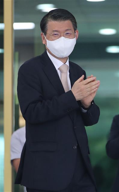 박수치며 청사 나서는 은성수 금융위원장