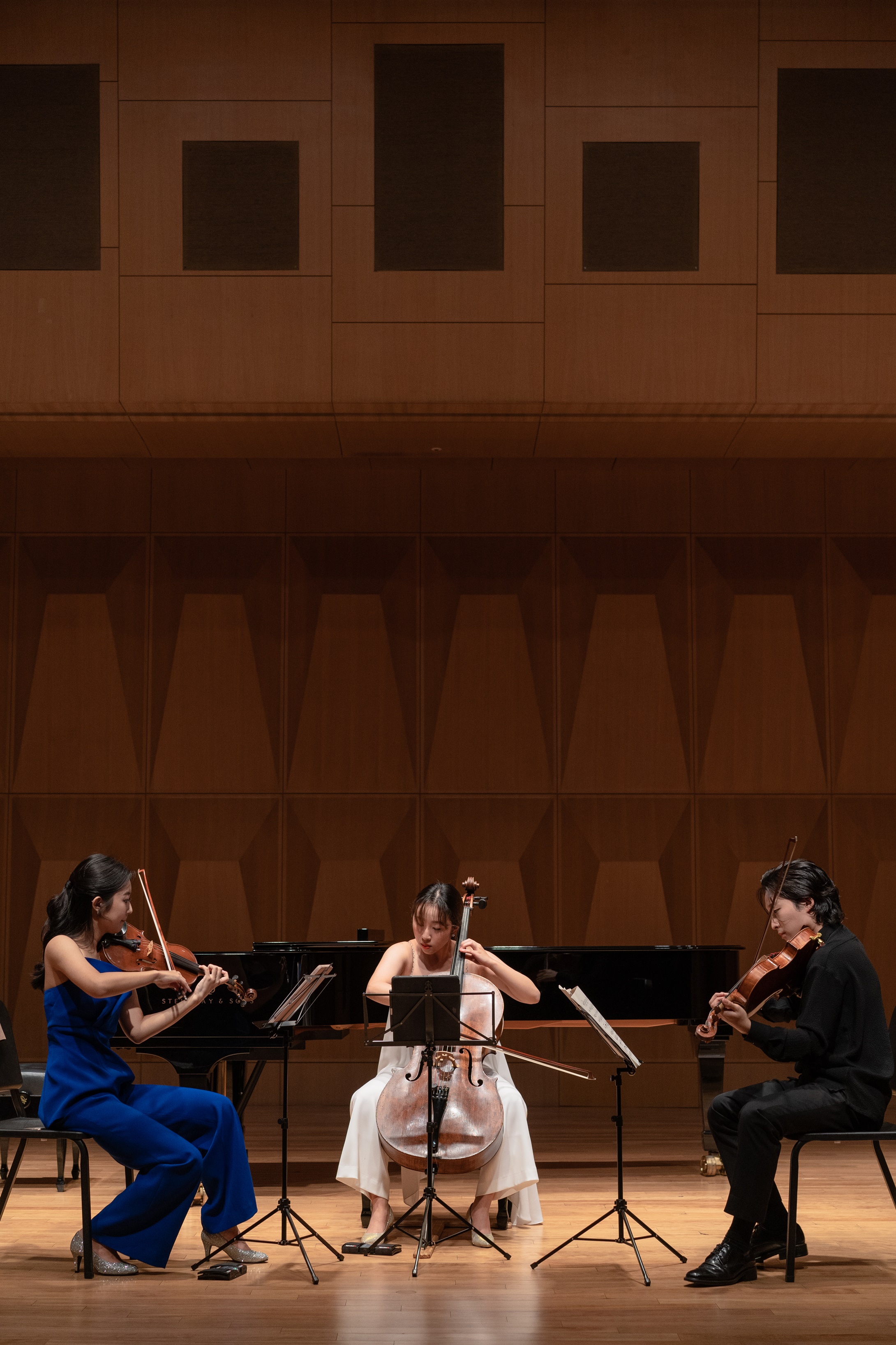 지난 27일 서울 용산구 일신홀에서 앙상블오푸스 ‘키움프로젝트’에 참여한 연주자들이 리허설을 갖고 있는 모습. 왼쪽부터 정현서(바이올린), 임가은(첼로), 정현진(비올라). 　앙상블오푸스 제공