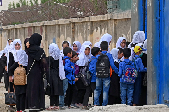 아프가니스탄 학생들이 30일 카불의 중학교에 등교하고 있다. AFP 연합뉴스